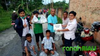Peduli Korban Banjir di Perumahan Fauzi Asri Kesadaran, Lazismu Pekanbaru salurkan 50 paket Logistik